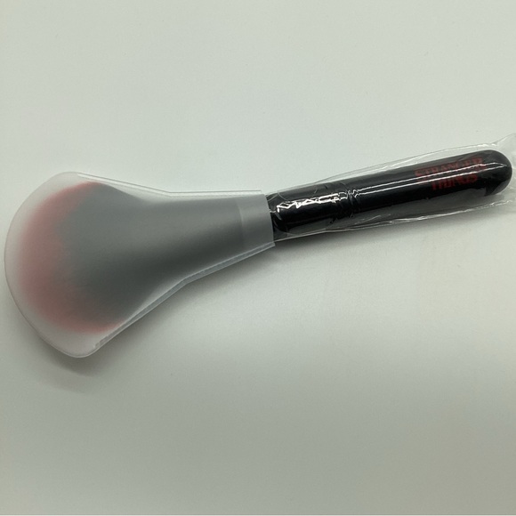 MAC Stranger Things 140SES Synthetic Full Fan Brush - Brand New In Package - Picture 5 of 13